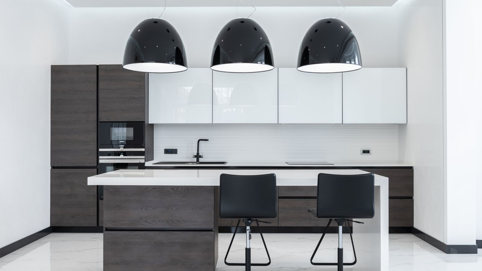Moderne Küche mit dunklen Holzfronten und weißen Hochglanzschränken