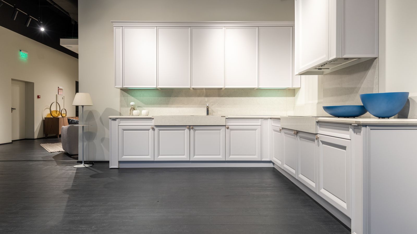 Showroom mit weißen Küchenschränken